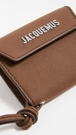 Jacquemus Le Porte Jacquemus -Shopbop jcque3100811409 1667848370649 2 0. UX357 QL90