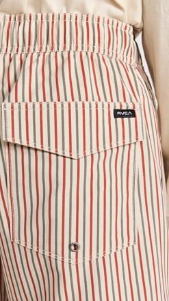 RVCA Va Pigment Print Elastic 7" Shorts 15 RVCA Va Pigment Print Elastic 7" Shorts -Shopbop rvcaa311762082f 1678213319590 2 0. UX357 QL90