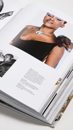 Taschen Ice Cold. The History Of Hip-Hop Jewelry -Shopbop tschn3002013153 1667945171778 2 0. UX357 QL90