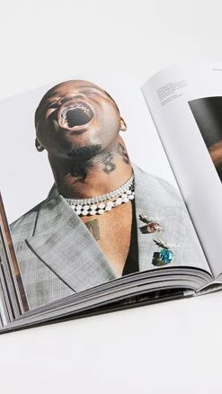 Taschen Ice Cold. The History Of Hip-Hop Jewelry -Shopbop tschn3002013153 1667945171865 2 0. UX357 QL90