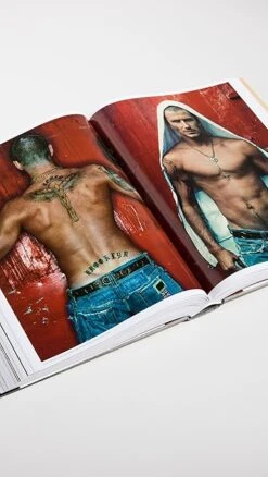 Taschen Annie Leibovitz -Shopbop tschn3002113153 1667938428723 2 0. UX357 QL90